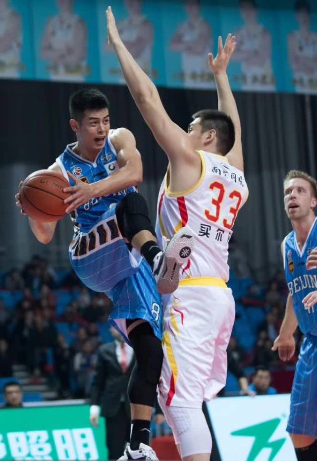 开云体育入口-S赛惊险逆转取胜，粉丝狂欢不已