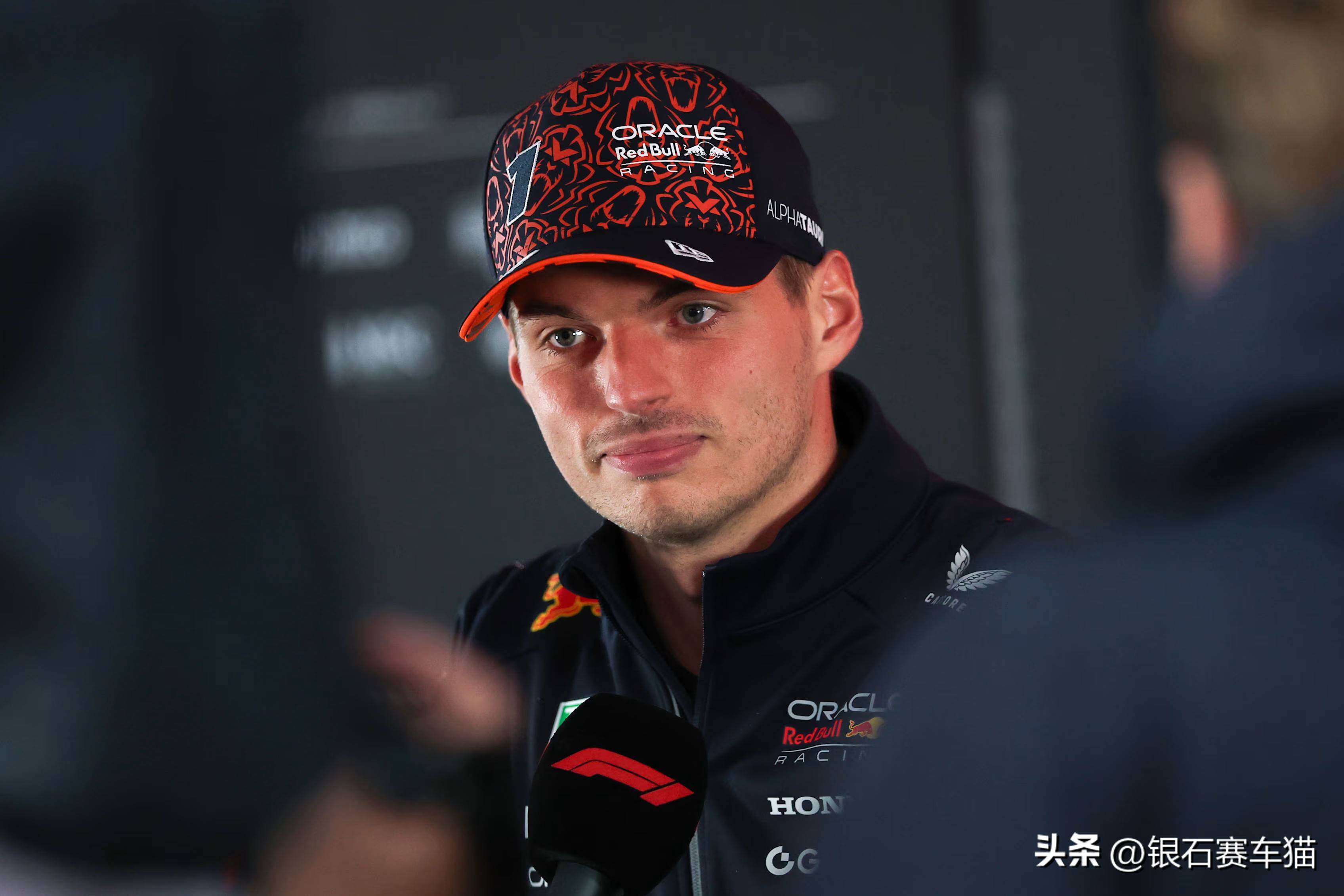 梅赛德斯鏖战红牛车队，维斯塔潘状态火热